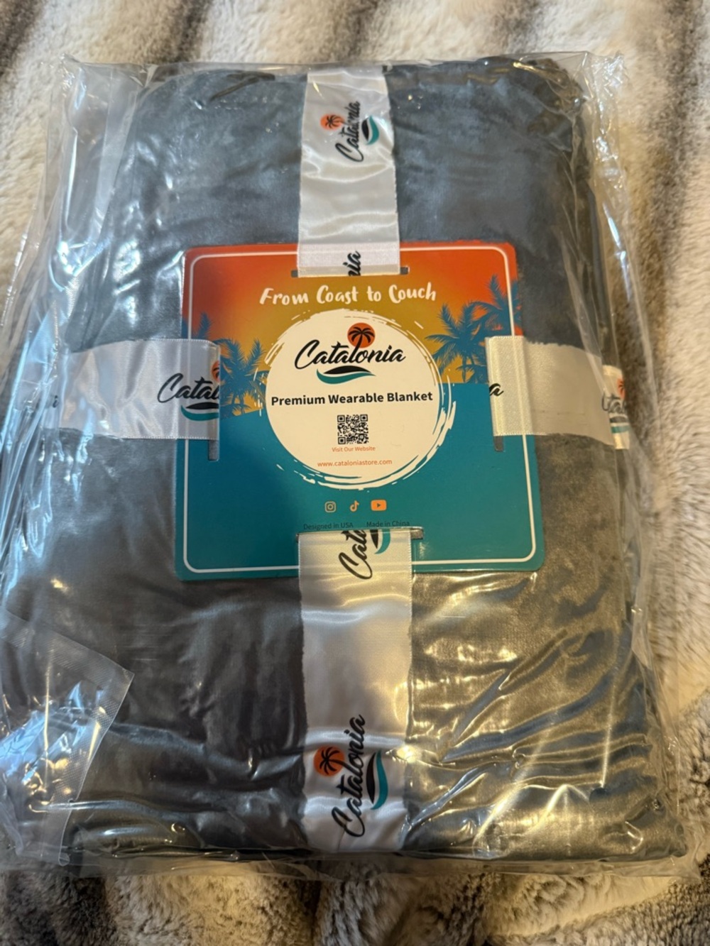 Catalonia Premium Wearable Blanket in Silver Gray